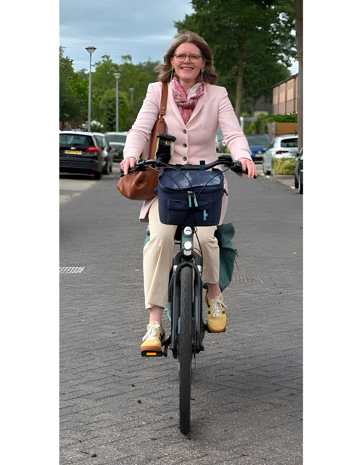 Suzanne Wever op de fiets onderweg naar een spreekuur